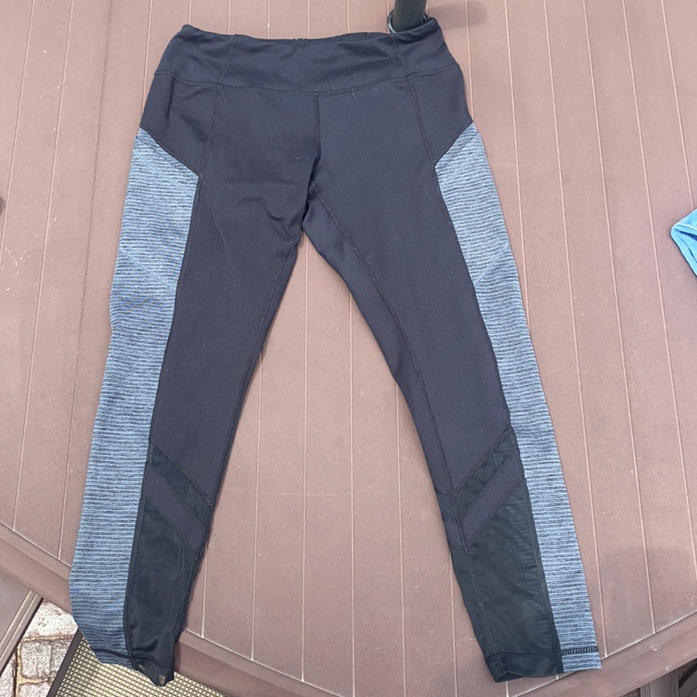 Cropped black and grey leggings